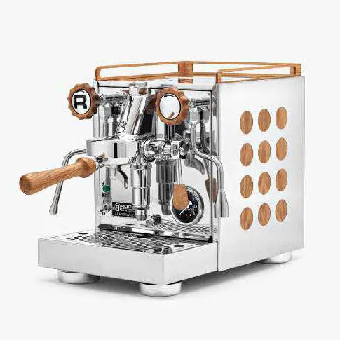 Rocket Appartamento espresso kávovar z nehrdzavejúcej ocele s drevenými detailmi a moderným dizajnom pre kvalitnú kávu.