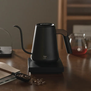 Čierna elektrická kanvica s úzkym výpustom a drevenou rukoväťou pre baristu a príslušenstvo k filtrovaná káva od Timemore, všetko o káve.