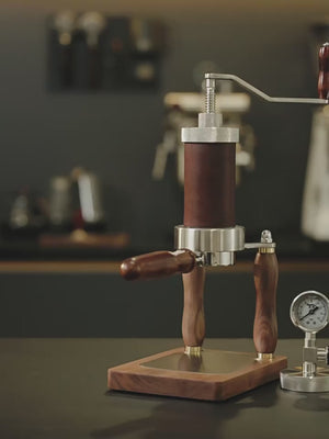 Aleman Nomad Hybrid Prenosný Espresso Stroj | Ručný Kľukový a Pneumatický 2-v-1