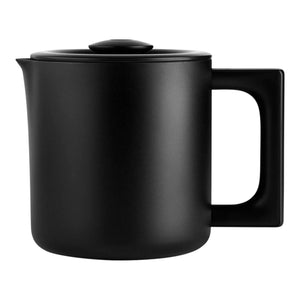 Čierna izolovaná kanvica na kávu so štýlovým dizajnom a praktickou rukoväťou, súčasť Fellow, EspressoGear, všetko o káve.