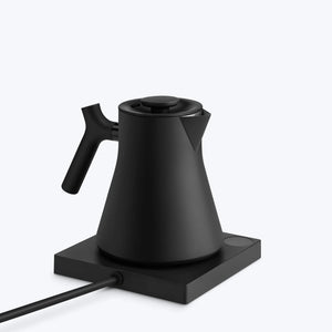 Matne čierna rýchlovarná kanvica s ergonomickou rukoväťou na ohrievacej platni, súčasť Fellow, EspressoGear, všetko o káve
