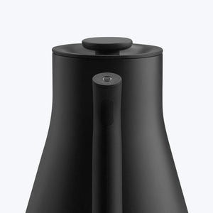 Matne čierna rýchlovarná kanvica so štýlovým dizajnom a ergonomickou rukoväťou, súčasť Fellow, EspressoGear, všetko o káve