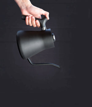 Matný čierny rýchlovarný kanvica s úzkym hrdlom v tvare labutího krku a ergonomickou rukoväťou, baristické príslušenstvo, všetko o káve.