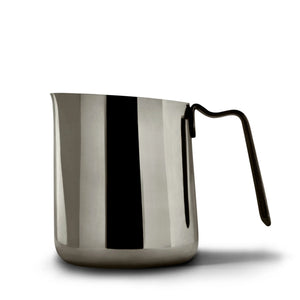 Nerezová mliečna nádoba s presným nalievaním pre latte art, ergonomická rukoväť, baristické espresso príslušenstvo, všetko o káve.