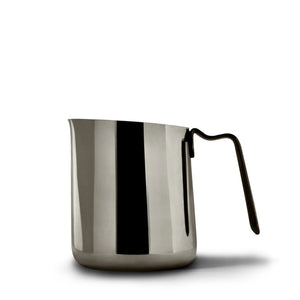 Zrkadlový nerezový džbán na mlieko s ergonomickou rukoväťou, ideálny na latte art, príslušenstvo k espressu, všetko o káve.