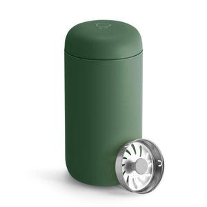 Izolovaný opakovane použiteľný kávový pohár v zelenej farbe s odnímateľným filtrom, súčasť Take away a EspressoGear, všetko o káve.
