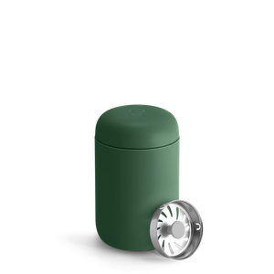 Zelený izolovaný kávový pohár s odnímateľným viečkom a filtrom, súčasť Take away a EspressoGear, všetko o káve.