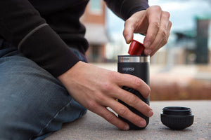 Prenosný adaptér na kapsule v čiernej farbe pre Nespresso OriginalLine pripojený k Nanopresso, od Senaste nytt a Barista Espresso.
