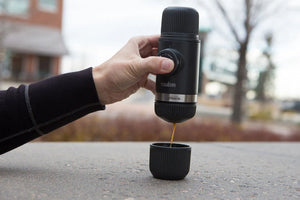 Prenosný espressomachine s adaptérom pre Nespresso OriginalLine, ideálny pre baristov a prenosné kávovary.