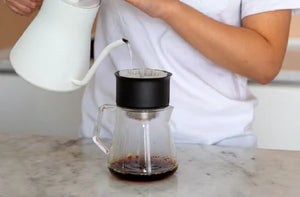 Sklenená servírovacia kanvica s moderným dizajnom pre presné prípravy, súčasť EspressoGear, Najnovšie, všetko o káve.