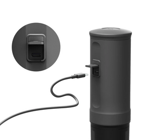 Prenosný espressovar v tmavosivom odtieni s USB nabíjaním, súčasť prenosných kávovarov a vybavenia.