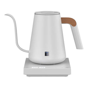 Biely elektrický rýchlovarný kanvica s úzkym výpustom a dreveným detailom na rukoväti, pre baristu a príslušenstvo k filtrovaná káva, všetko o káve.