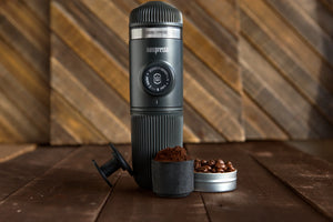 Čierny prenosný Nanopresso s kapsulovou a mletou kávou, espresso príslušenstvo od baristu a prenosné kávovary.